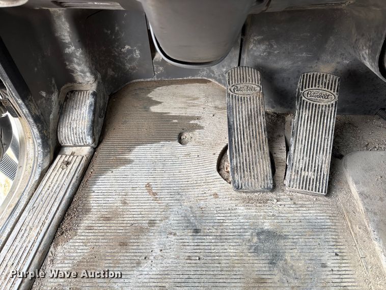 image for item FB3315 2007 Peterbilt 357 ready mix truck