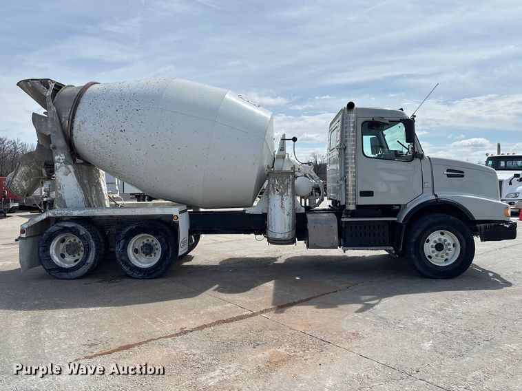 image for item FB3318 2014 Volvo VHD ready mix truck