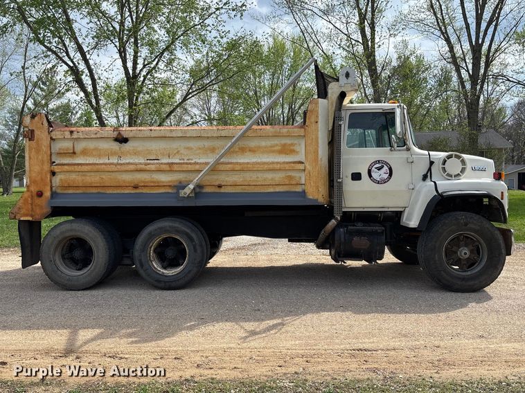 image for item FB3372 1983 Ford LNT8000 dump truck