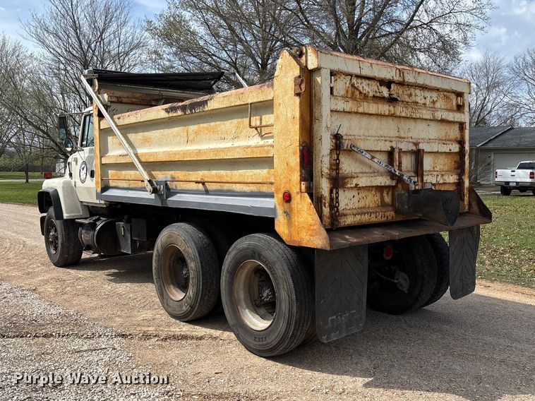 image for item FB3372 1983 Ford LNT8000 dump truck