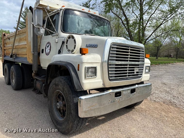 image for item FB3372 1983 Ford LNT8000 dump truck