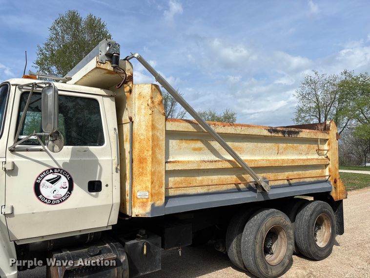 image for item FB3372 1983 Ford LNT8000 dump truck