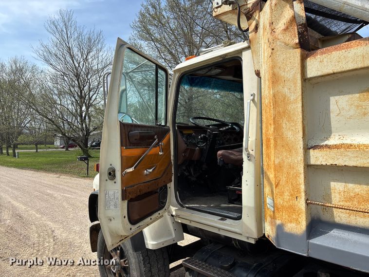 image for item FB3372 1983 Ford LNT8000 dump truck