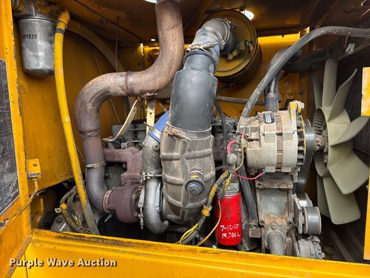 image for item FB7138 1988 John Deere 544E 