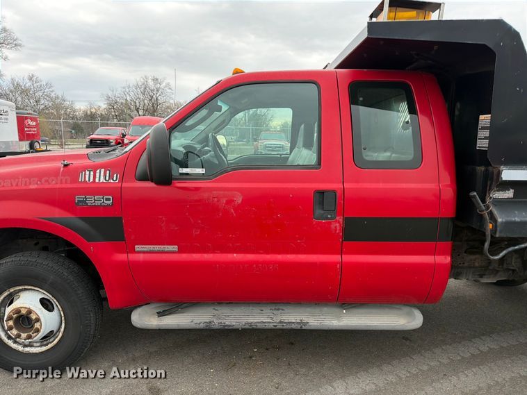 image for item FB8049 2004 Ford F350 Super Duty dump bed pickup truck
