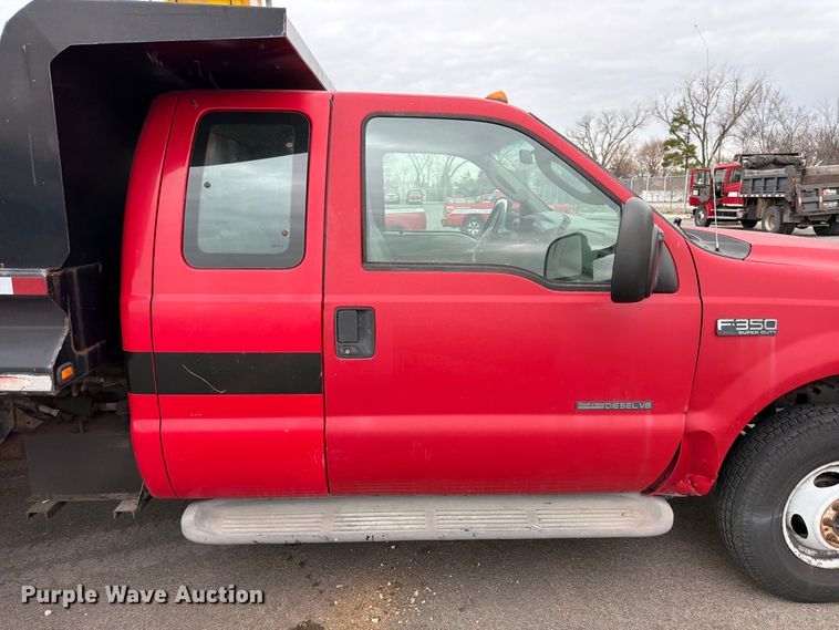 image for item FB8049 2004 Ford F350 Super Duty dump bed pickup truck