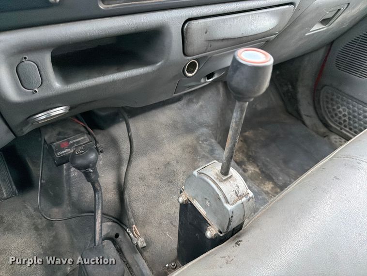image for item FB8049 2004 Ford F350 Super Duty dump bed pickup truck