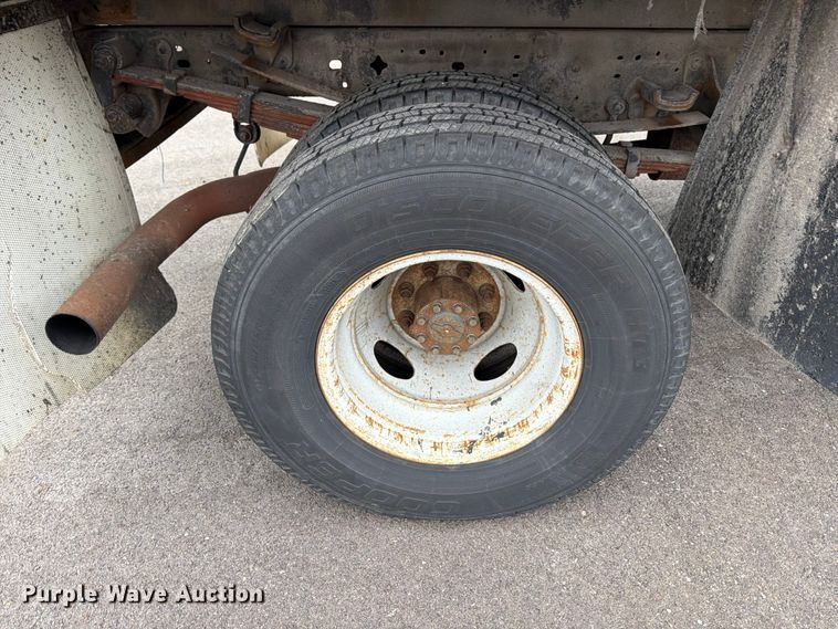image for item FB8049 2004 Ford F350 Super Duty dump bed pickup truck