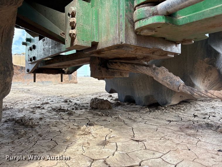 image for item FC2128 2005 John Deere 9520 Scraper Special 4WD tractor