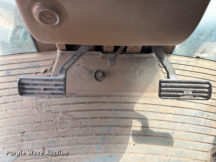 image for item FC2128 2005 John Deere 9520 Scraper Special 4WD tractor