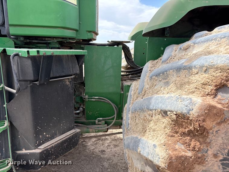 image for item FC2129 2006 John Deere 9520 Scraper Special 4WD tractor