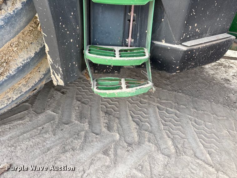 image for item FC2129 2006 John Deere 9520 Scraper Special 4WD tractor