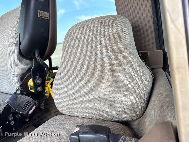 image for item FC2129 2006 John Deere 9520 Scraper Special 4WD tractor