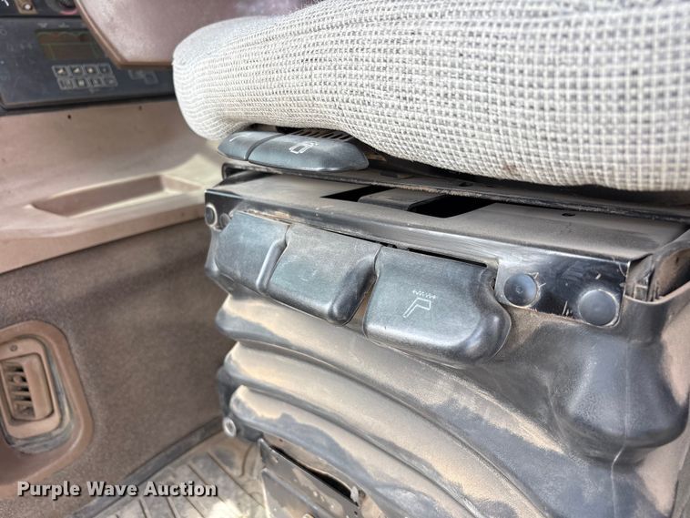 image for item FC2129 2006 John Deere 9520 Scraper Special 4WD tractor