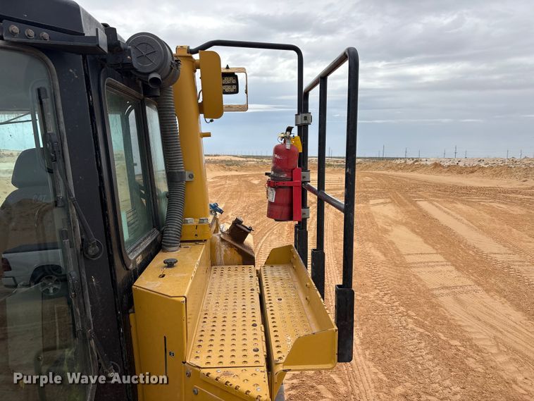 image for item FC2194 2019 Caterpillar D8T dozer