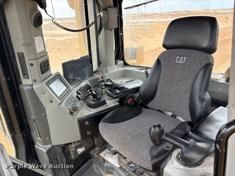 image for item FC2194 2019 Caterpillar D8T dozer