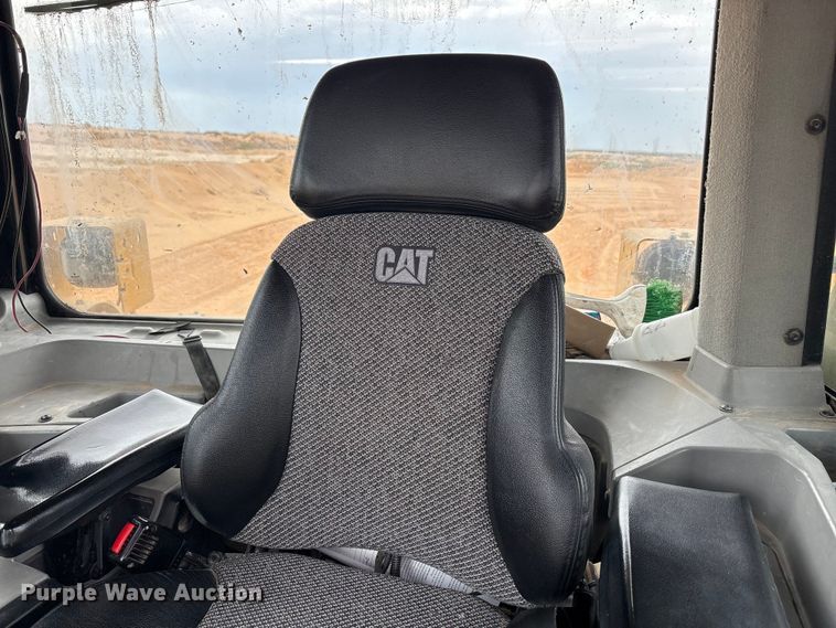 image for item FC2194 2019 Caterpillar D8T dozer