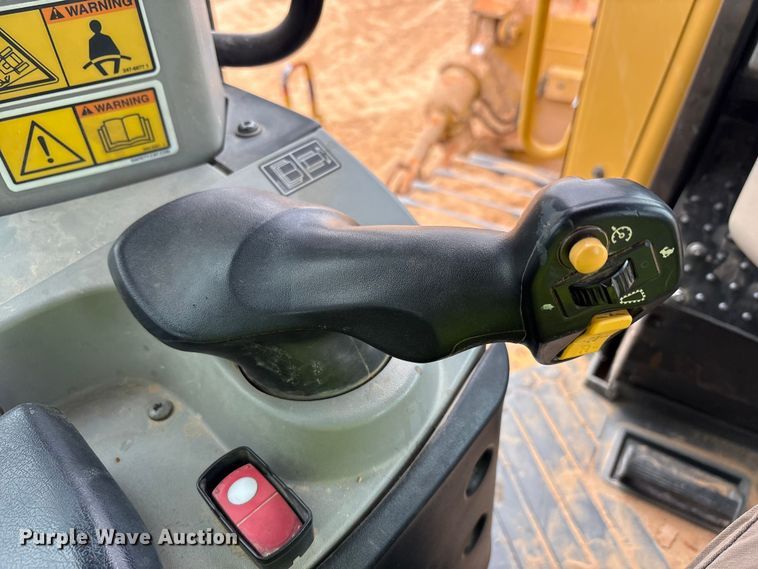 image for item FC2194 2019 Caterpillar D8T dozer