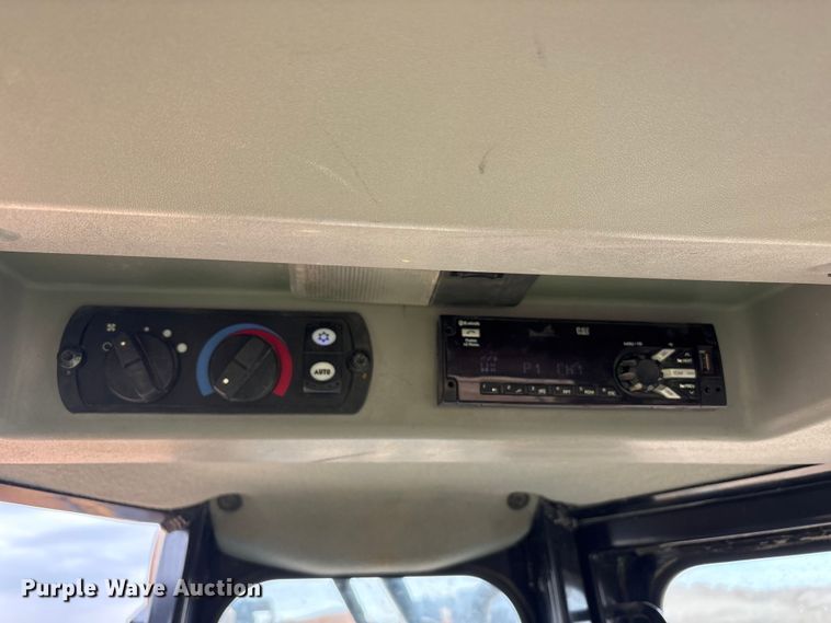 image for item FC2194 2019 Caterpillar D8T dozer