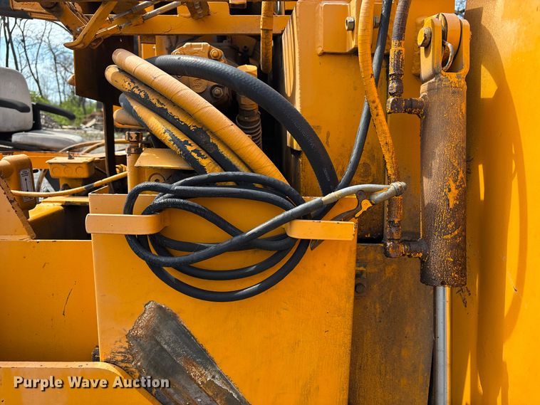 image for item FC4556 2002 Lee-Boy 8000C paver