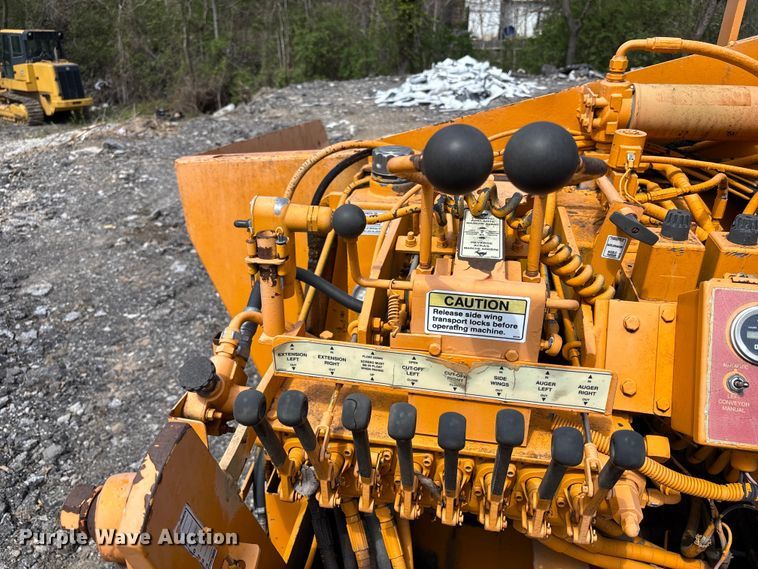 image for item FC4556 2002 Lee-Boy 8000C paver