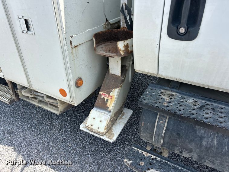 image for item FC5309 2005 International 4300 bucket truck