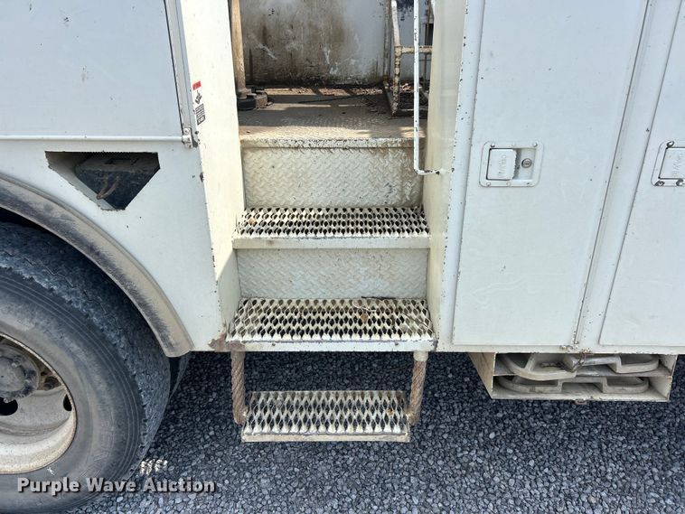 image for item FC5309 2005 International 4300 bucket truck