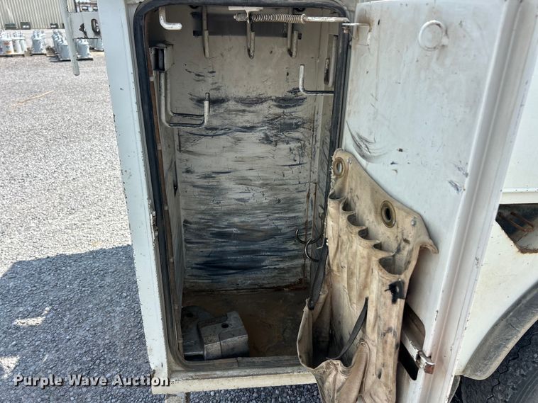 image for item FC5309 2005 International 4300 bucket truck