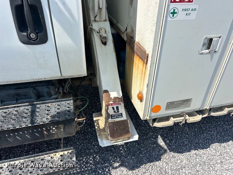 image for item FC5309 2005 International 4300 bucket truck