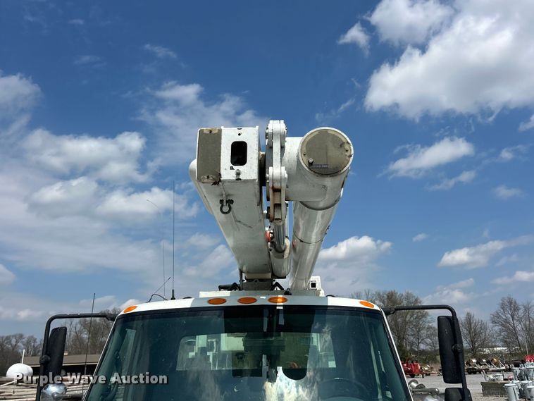 image for item FC5309 2005 International 4300 bucket truck