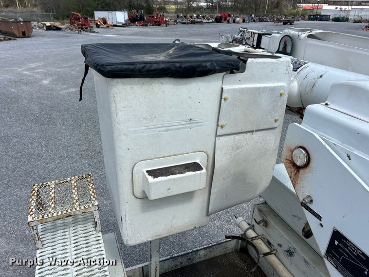 image for item FC5309 2005 International 4300 bucket truck