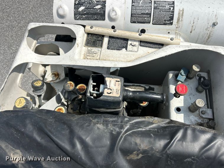 image for item FC5309 2005 International 4300 bucket truck