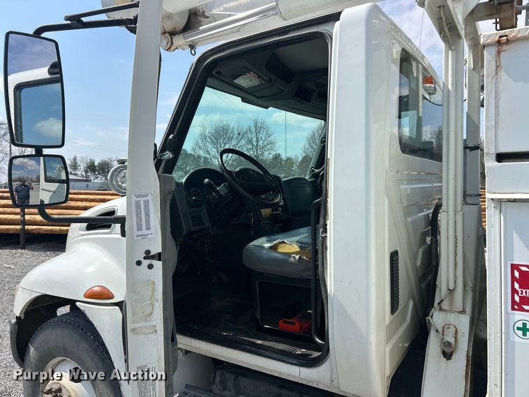 image for item FC5309 2005 International 4300 bucket truck