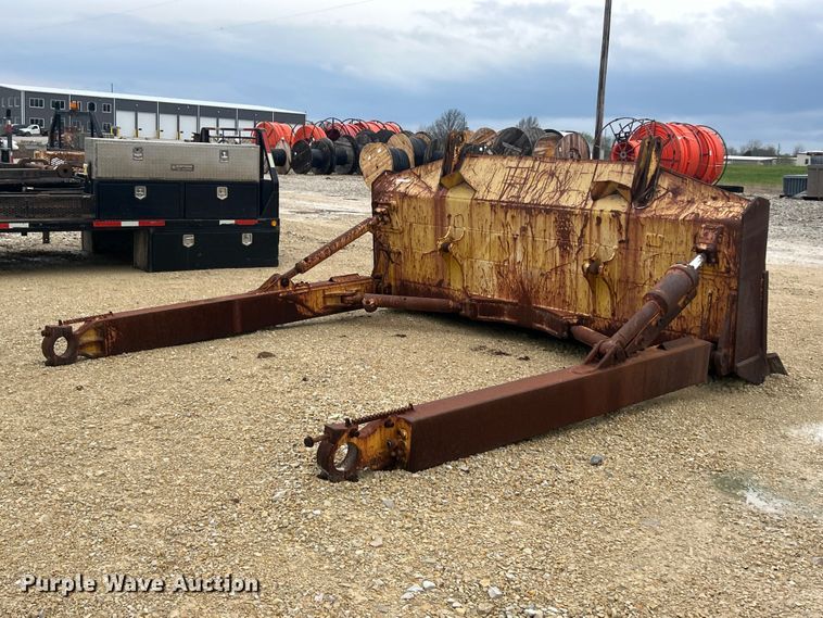 image for item FC5337 Komatsu 68 dozer blade