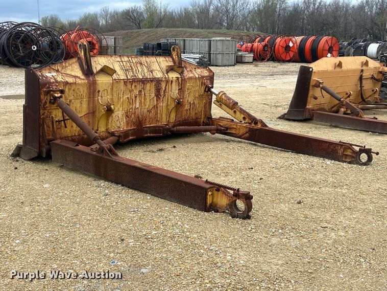 image for item FC5337 Komatsu 68 dozer blade