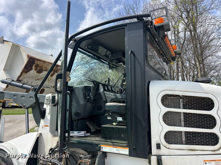 image for item FC5351 2011 Elgin Pelican NP street sweeper