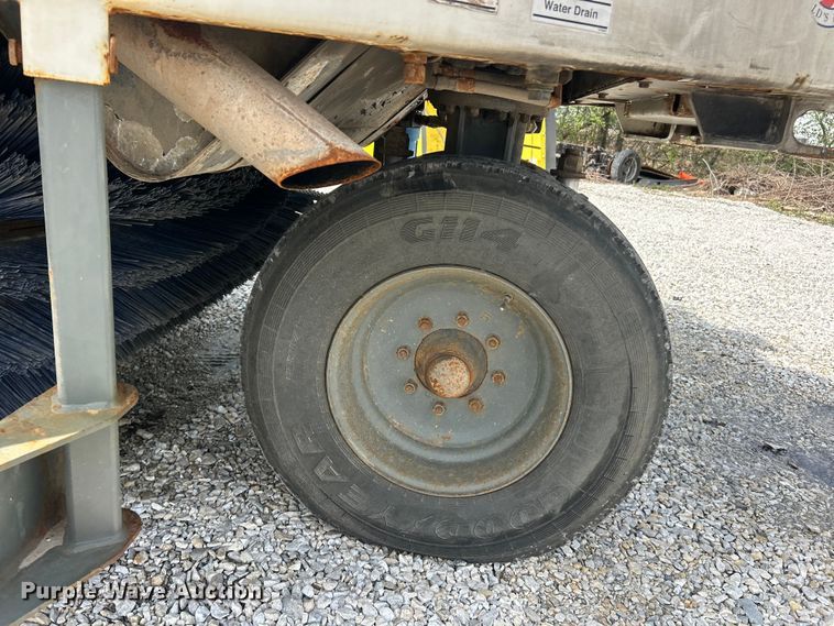 image for item FC5351 2011 Elgin Pelican NP street sweeper