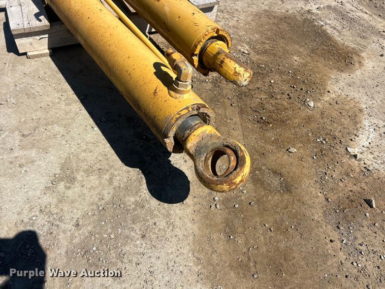 image for item FC5355 (2) dump bed lift cylinders 