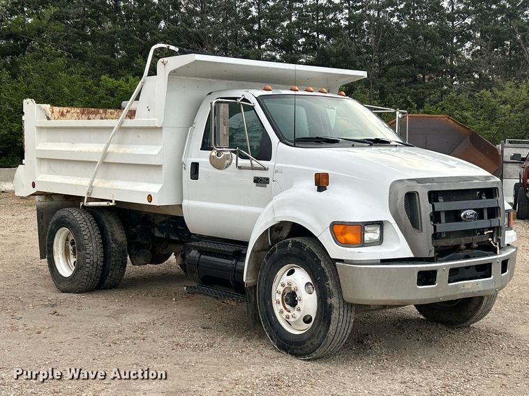 image for item FC5368 2004 Ford F750 Super Duty dump truck