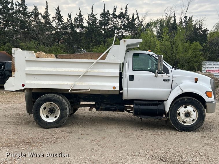 image for item FC5368 2004 Ford F750 Super Duty dump truck