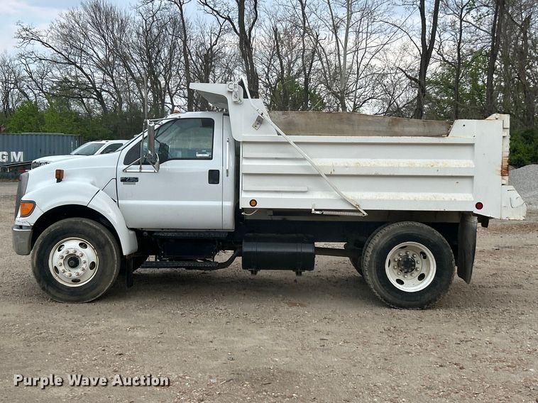 image for item FC5368 2004 Ford F750 Super Duty dump truck