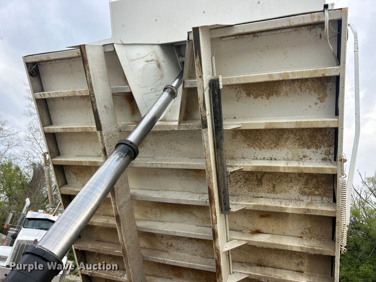 image for item FC5368 2004 Ford F750 Super Duty dump truck