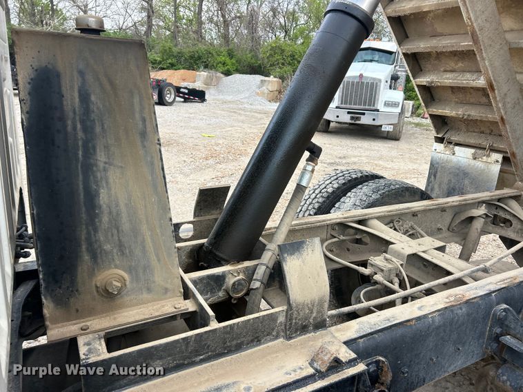 image for item FC5368 2004 Ford F750 Super Duty dump truck