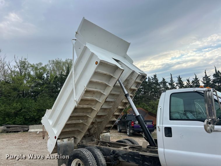 image for item FC5368 2004 Ford F750 Super Duty dump truck