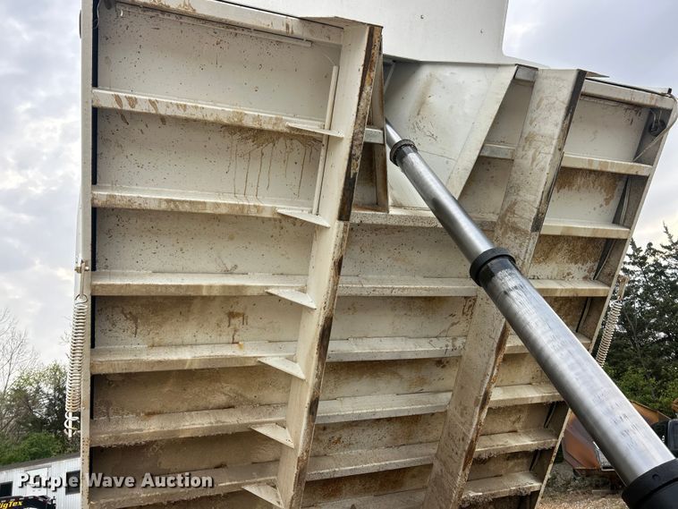 image for item FC5368 2004 Ford F750 Super Duty dump truck