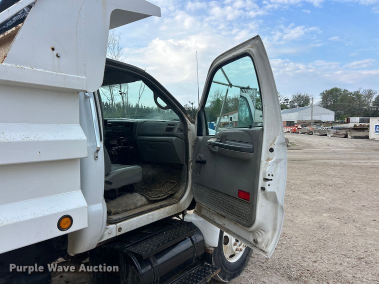 image for item FC5368 2004 Ford F750 Super Duty dump truck