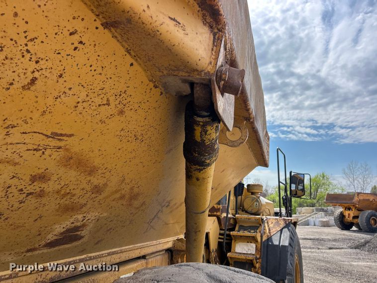 image for item FC5373 1993 Caterpillar D250D articulated haul truck