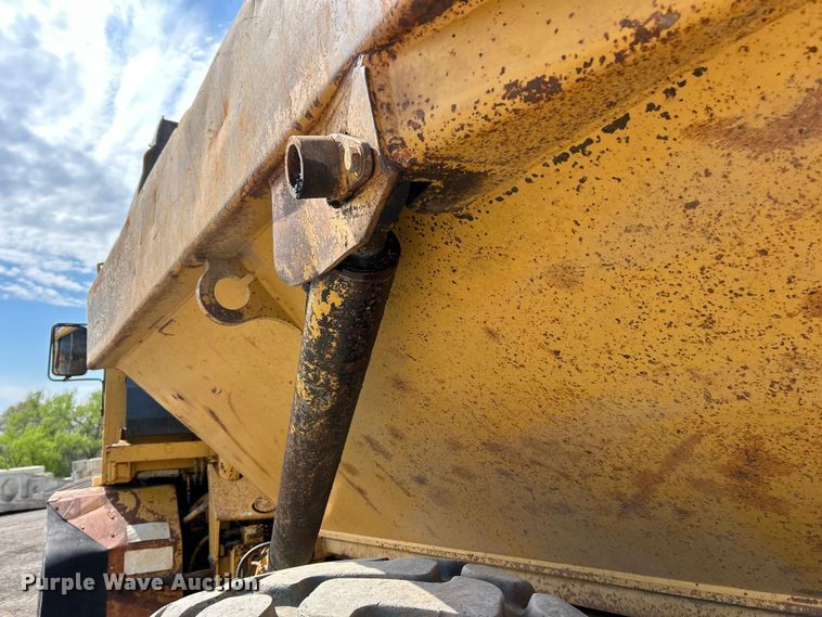 image for item FC5373 1993 Caterpillar D250D articulated haul truck