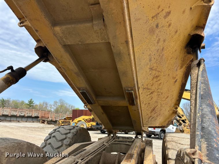 image for item FC5373 1993 Caterpillar D250D articulated haul truck