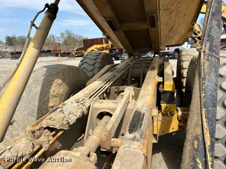image for item FC5373 1993 Caterpillar D250D articulated haul truck